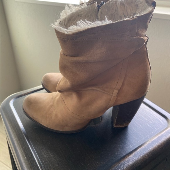 Women’s Boutique 9 size 8 fur healed booties - Picture 3 of 5